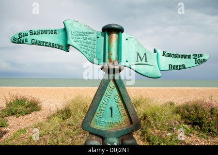 Un fer à repasser sign post marquant le sens sur le sentier du littoral entre Douvres et Canterbury en affaire. Banque D'Images