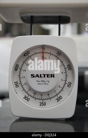 Salter balance de cuisine blanche sur planche à découper Banque D'Images