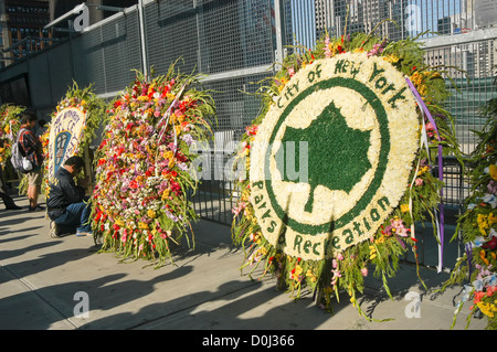 Les New-yorkais se rassemblent à Ground Zero pour prier et pleurer ceux qui sont morts dans l'attaque du World Trade Center Banque D'Images