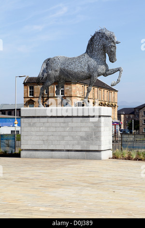 Sculpture par Andy Scott intitulé Ginger le cheval sur la place sur la rue Cathcart à Greenock, Scotland, UK, Inverclyde Banque D'Images