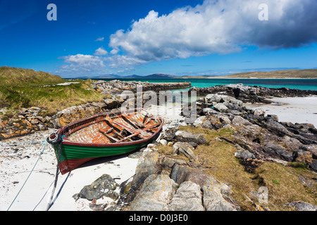 Vue d'un bateau amarré dans une crique à Eoligarry Pier. Banque D'Images