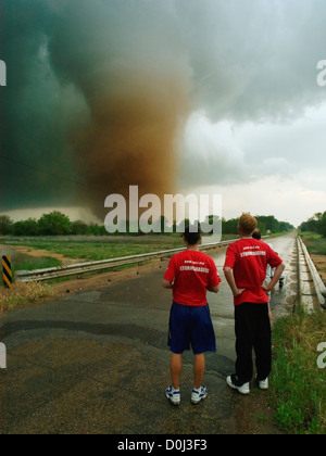 Storm Chasers regarder une grande tornade Banque D'Images