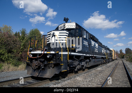 La Norfolk Southern train tiré par deux locootives diesel Banque D'Images