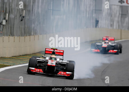 25.11.2012. Sao Paulo, Brésil. Sport Automobile : Championnat du Monde de Formule 1 de la FIA 2012, Grand Prix du Brésil, # 4 Lewis Hamilton (GBR, Vodafone McLaren Mercedes)se bloque ses freins sur l'avant du # 3 Jenson Button (GBR, Vodafone McLaren Mercedes) Banque D'Images