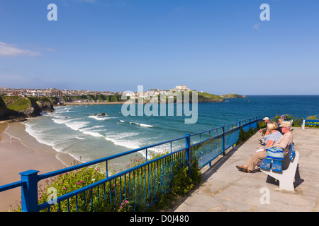 Les touristes profiter de vue sur la grande plage de l'Ouest, Newquay, Cornwall, Angleterre Banque D'Images