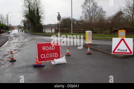 Le Lichfield Road de Tamworth submergé sous les eaux de la rivière voisine apprivoiser dans le Staffordshire. Le personnel de l'Agence de l'environnement sont sur le site ici le suivi de la situation. Banque D'Images