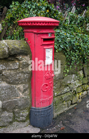 Bureau de poste rouge Royal Mail lettre fort growing out of stone wall in Darley Dale près de Matlock, Derbyshire, Angleterre Banque D'Images