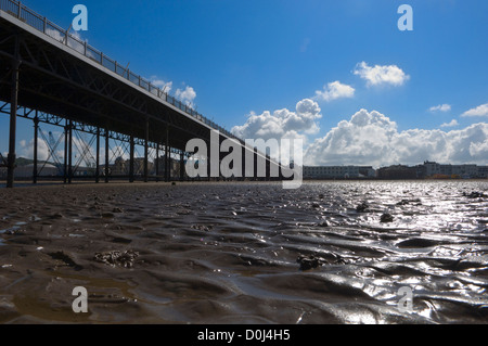 Une vue vers le Grand Pier à Weston-Super-Mare dans le Somerset. Banque D'Images