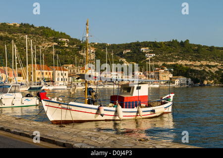 Bateau de pêche amarré au port de Gaios Paxos, Grèce Banque D'Images