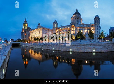 Le Liver Building, la Cunard Building et le port de Liverpool Building reflétée dans le canal Leeds-Liverpool au crépuscule. Banque D'Images