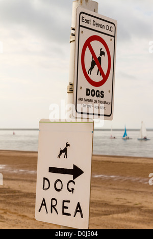 Les chiens sont interdits signe sur beach Banque D'Images