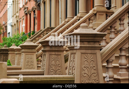 Rangée de maisons Brownstone à Hoboken, New Jersey avec des balustrades. Banque D'Images