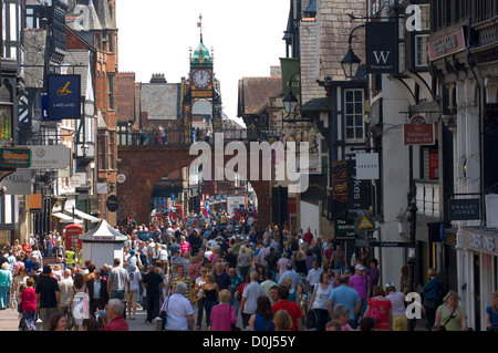 Une vue le long de la grand-rue à Chester. Banque D'Images