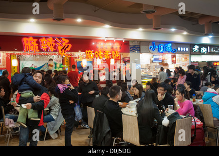 Diners dans le food court du Nouveau Monde Mall dans le quartier de Flushing Queens à New York Banque D'Images