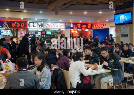 Diners dans le food court du Nouveau Monde Mall dans le quartier de Flushing Queens à New York Banque D'Images