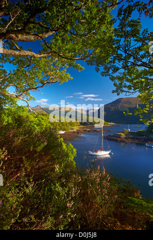 Un yacht ancré dans les eaux calmes du Loch Leven à Bishop's Bay. Banque D'Images