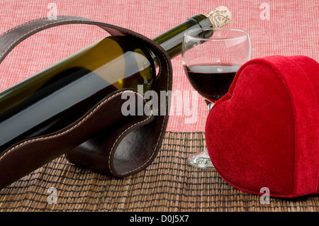 Bouteille de vin, le verre en forme de coeur rouge et boîte-cadeau Banque D'Images