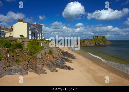 St Catherine's Fort et l'île qui se trouve au large de la plage de Tenby. Banque D'Images