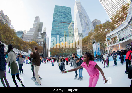 La manœuvre de patineurs paniers étang au Bryant Park patinoire à New York Banque D'Images