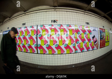 La publicité pour la ligne d'Apple d'ipod en une station de métro à New York, le jeudi 22 novembre 2012. (© Frances M. Roberts) Banque D'Images