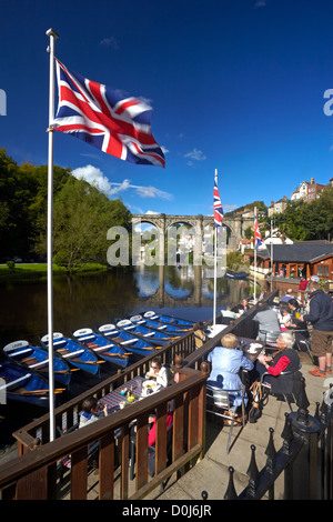 Une vue de la rivière Nidd du riverside cafe avec le viaduc de chemin de fer de l'époque victorienne se reflétant dans les eaux ci-dessous. Banque D'Images