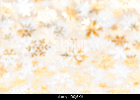 Résumé d'or blurred Christmas background with snowflakes Banque D'Images