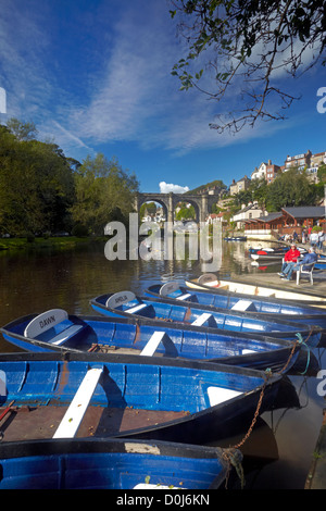 Barques sur la rivière Nidd à Knaresborough avec les infirmières de viaduc de chemin de fer dans l'arrière-plan. Banque D'Images