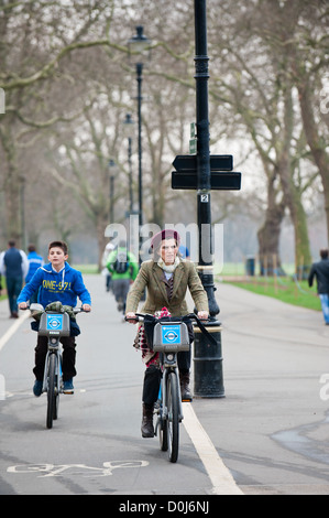 Deux cyclistes équitation dans Hyde Park à Londres. Banque D'Images