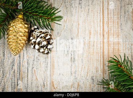 Noël Boules d'or et de pin sur fond de bois avec la direction générale de l'épinette Banque D'Images