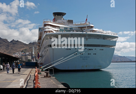 Fred Olsen cruise ship ms Balmoral accosté à Santa Cruz de Tenerife Banque D'Images