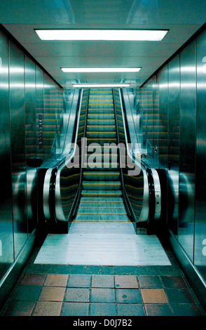 Un escalator sur le métro londonien. Banque D'Images