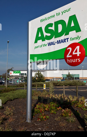 Un supermarché Asda et la signalisation de détail dans le sud de l'Angleterre. Banque D'Images