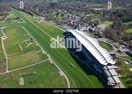 Une vue aérienne de la tribune principale à l''hippodrome d''Ascot. Banque D'Images