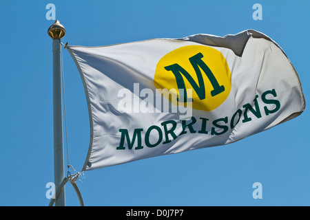 Un drapeau qui flotte à l'extérieur détaillant Morrisons un magasin dans le Hertfordshire. Banque D'Images