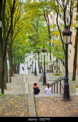 Deux enfants assis sur les marches de Montmartre, Paris France Banque D'Images