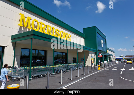 L'aspect avant et l'entrée d'un hypermarché de détail Morrisons. Banque D'Images