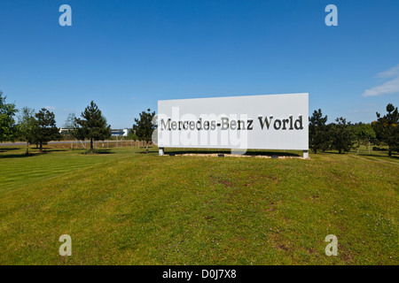 Le panneau d'entrée à la Mercedes-Benz World sur le site de l'ancien aérodrome de Brooklands et courses à Surrey. Banque D'Images