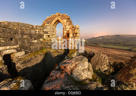 Chapelle en ruine de Saint Michel datant de 1409, Roche affleurement rocheux. Cornwall, Angleterre, Royaume-Uni, Europe Banque D'Images