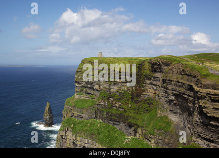 Les 214 mètres de haut des falaises de Moher dans le comté de Clare en Irlande sont une attraction naturelle la plus visitée. Banque D'Images