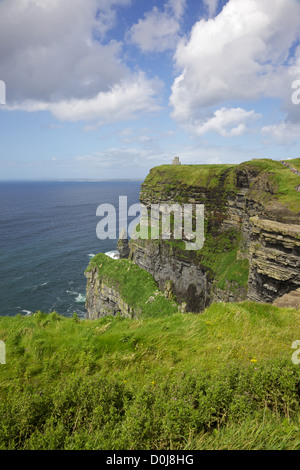 Les 214 mètres de haut des falaises de Moher dans le comté de Clare en Irlande sont une attraction naturelle la plus visitée. Banque D'Images