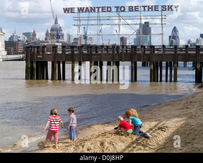 Enfants jouant à marée basse au cours de la Thames Festival à Londres. Banque D'Images