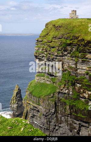 Les 214 mètres de haut des falaises de Moher dans le comté de Clare en Irlande sont une attraction naturelle la plus visitée. Banque D'Images