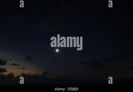 L'éclipse totale sur la mer de Corail, Cape Tribulation, Queensland, Australie, le 14 novembre 2012 Banque D'Images