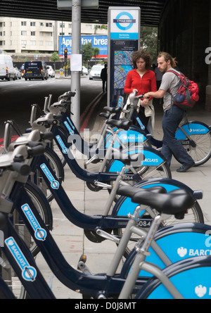 Location de vélo urbain gratuit à la station de Bankside à Londres. Banque D'Images