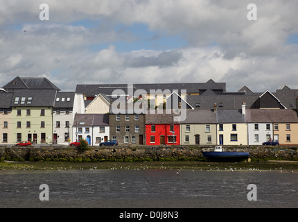 Vue depuis le bassin de Claddagh, de l'autre côté de la rivière Corrib, vers la longue marche à Galway, en Irlande. Banque D'Images