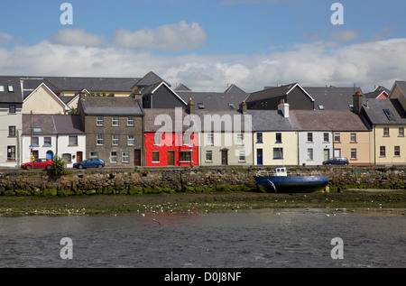 Vue depuis le bassin de Claddagh, de l'autre côté de la rivière Corrib, vers la longue marche à Galway, en Irlande. Banque D'Images