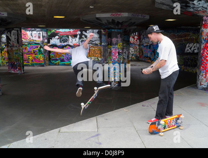 Filmer à roulettes à graffitis en terre sur la rive sud de Londres. Banque D'Images