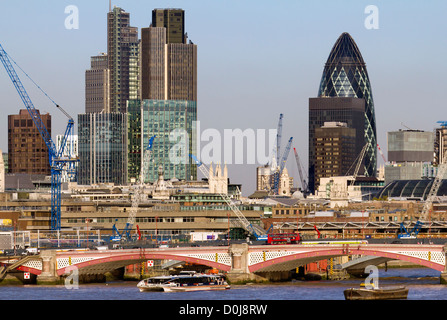 Iconic London Skyline vue de Waterloo Bridge en automne. Banque D'Images