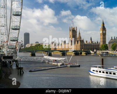 Une vue vers le London Eye et le Parlement sur un matin d'automne. Banque D'Images