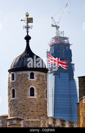 Vue de la Tour de Londres avec le tesson en construction dans l'arrière-plan. Banque D'Images